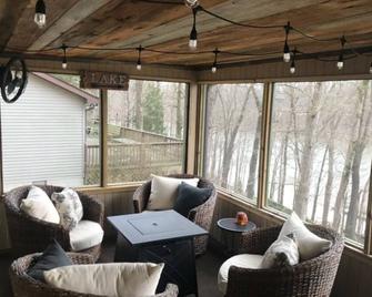 Spectacular lake view! Cozy updated lake front house, with kayaks, Pet Friendly! - Falls of Rough - Sala de estar