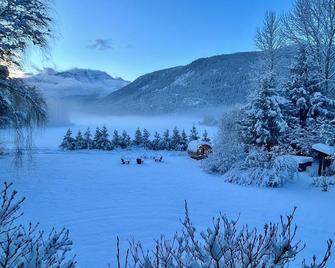 Pemberton home with hot tub & sauna – 30 minutes from Whistler Village - Pemberton