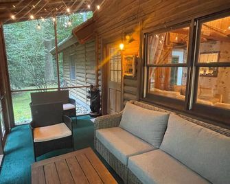 Secluded Log Cabin with trail to North Point County Park to the beach. - South Haven - Balcony