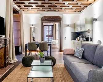 Limehome Vitoria Palacio Álava-Velasco - Vitoria-Gasteiz - Living room