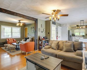 Riverfront Shenandoah Getaway w/ Kayaks & Tubes! - Shenandoah - Living room