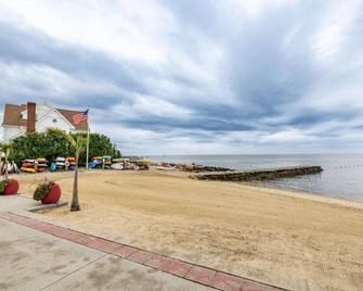 Fully Updated Cornfield Point Beach House, Old Saybrook, Ct - Old Saybrook - Beach