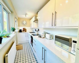 Chic Welsh Escape Character Home - Newport - Kitchen