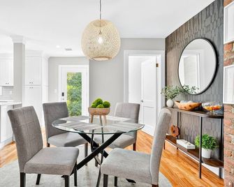 Charming Renovated Home, Cozy for All! Pet friendly! - New Windsor - Comedor