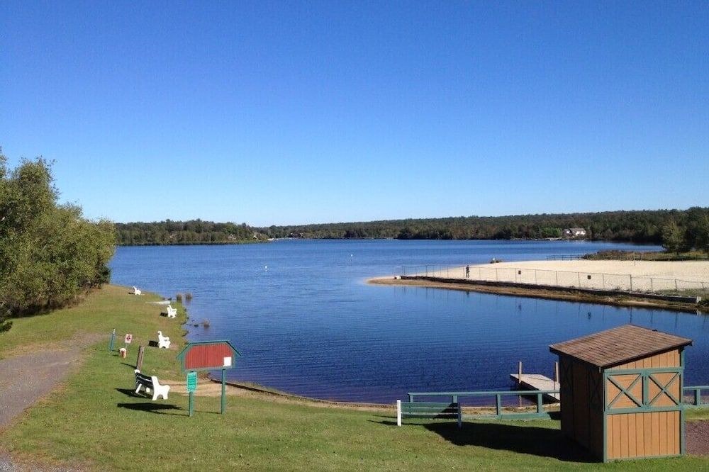 Perfect Getaway In The Poconos! (House #1) Hottub !! Gameroom!! Wifi !!