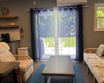 Unplug and unwind at your Leonardtown waterfront vacation home! - Leonardtown - Sala de estar