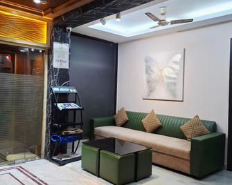 Ashreen Guest House - כלכולתה - דלפק קבלה