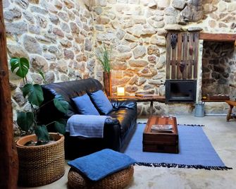 House in Peguerinos with lots of charm: jacuzzi, fireplace and garden. - Peguerinos - Sala de estar