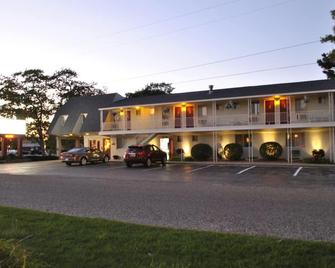 Riviera Motel - Mackinaw City - Building