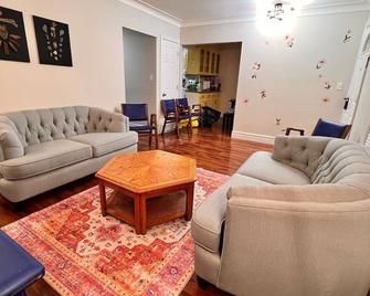 Affordable Downtown Private Rooms - Windsor - Living room