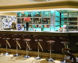 Roca Golf Hotel - בוג'ומברה - בר