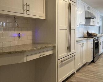 Crystal Lake Lakefront 10 mins to Elk Mountain Ski Resort - Carbondale - Kitchen