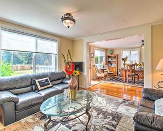 Fort Bragg Home, Close to Laguna Point Beach! - Fort Bragg - Living room