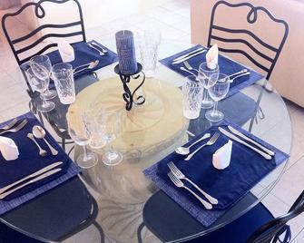 Spacious 2 Bed 2 Bath Condo Across From The Beach - Hastings - Dining room