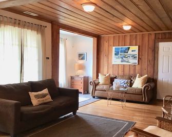 Charming Beach Cottage Only 100 Yds From The Beach - Virginia Beach - Living room