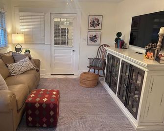Lovely 3-bedroom Cottage close to RTJ Golf Course, Boat launch and Downtown - Gadsden - Wohnzimmer