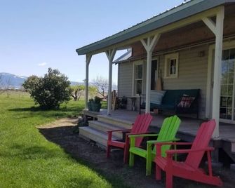 2-bedroom cottage 10 minutes from downtown La Grande in a quiet rural setting. - La Grande - Patio