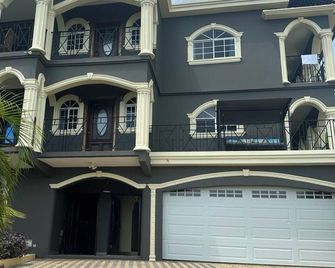 Marvette s luxury two bedrooms villa - Whitehouse - Edificio