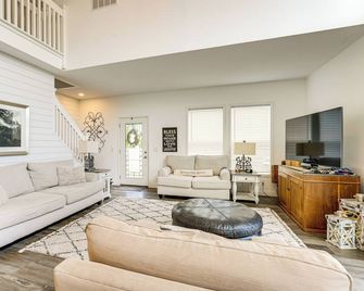 Lake Wawasee Family Getaway w/ Private Dock! - Syracuse - Sala de estar