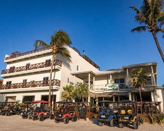 Sandbar Beachfront Hotel & Hostel Restaurant - San Pedro Town - Building