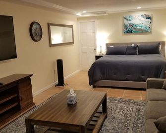 Quality Cribs 11-20 Spacious Basement Studio - New York - Bedroom