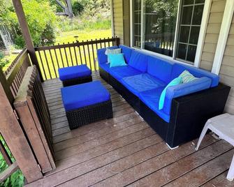 ATV HOUSE, plenty of parking, seconds to trails. Hatfield McCoy and Outlaw - Covel - Balkon