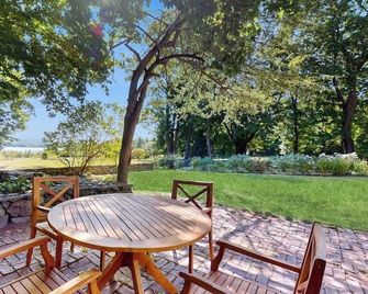 Elegant riverside retreat with breathtaking views and modern comforts - Wiscasset - Patio