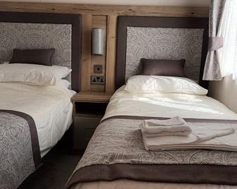 Binka - Luxury 40 x 14ft Lodge - Tain - Bedroom