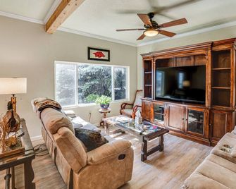 Walk to River: Oacoma Home w/ Dog-friendly Yard! - Oacoma - Living room