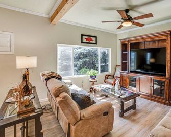 Walk to River: Oacoma Home w/ Dog-friendly Yard! - Oacoma - Sala de estar