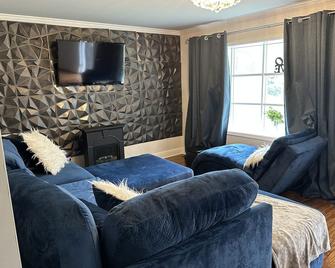 Blueberry peach Retreat - College Park - Living room