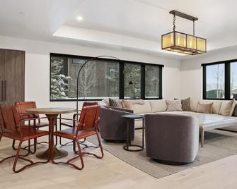 Outpost: Snake River Retreat - Private Hot Tub! - Jackson - Living room