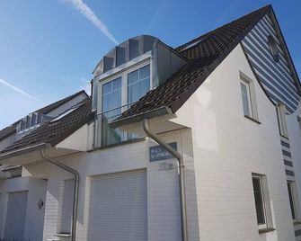 Large vacation apartment over 2 levels in an apartment building - Ostseebad Wustrow - Gebäude