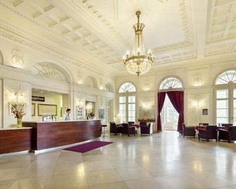 Austria Trend Hotel Schloss Wilhelminenberg - Vienna - Front desk