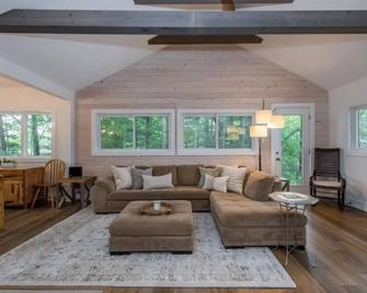Gorgeous Muskokan Cottage on Six Mile Lake - Port Severn - Living room