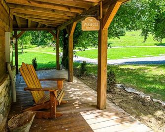 Turkey Creek | Cozy Cabin Near Jack Daniels & More - Fayetteville - Binnenhof