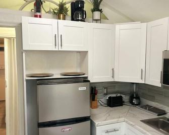 Charming 1-bedroom house in fantastic West Palm Beach with AC - West Palm Beach - Kitchen