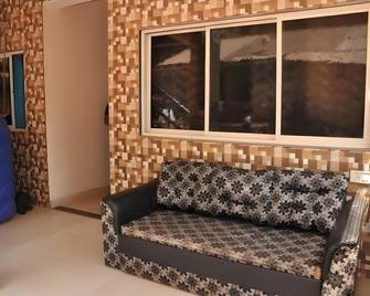 Relax inn - Matheran - Wohnzimmer