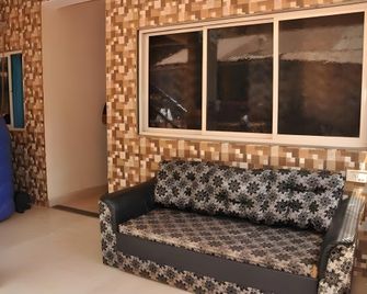 Relax inn - Matheran - Huiskamer