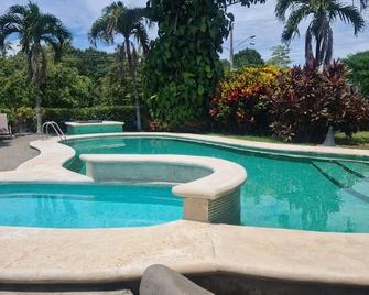 Hermosa Casa con vista al bosque - Orotina - Piscina