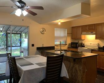 House 3br 1-bath, 8-min from Indian Rocks Beach, nice park thru back gate - Largo - Restaurant