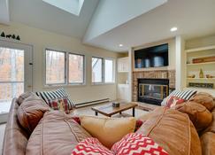 Sunny Stratton Townhome about 1 Mi to Skiing! - Stratton - Olohuone