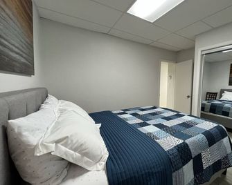 French district Main floor of the duplex house - clean and quiet - Pet Friendly! - Winnipeg - Bedroom
