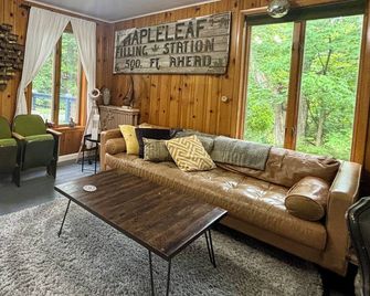 Bright Catskills Farmhouse on Private Land W/ Sunroom, Fire Pit, Near Stamford - Jefferson - Sala de estar