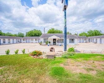 OYO Budget Inn Falfurrias Hwy 281 - Falfurrias - Edificio