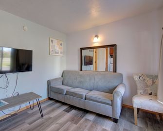 Westerly Motel - Ocean Shores - Living room