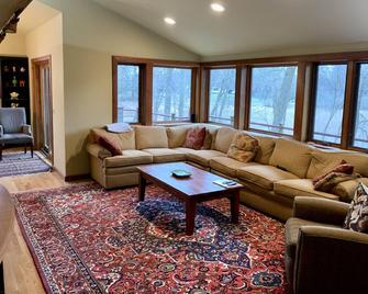 Peaceful and Secluded Minnetonka Home Overlooking Wetland - Minnetonka - Living room