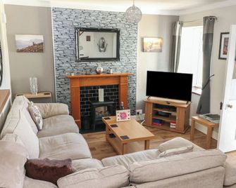 Cuillin View House, Pet Friendly, With A Garden In Arisaig - Arisaig - Living room