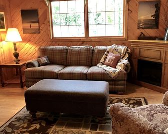 Lake of the Woods Cabin & Shed with Marina Slip and Golf Cart - Warroad - Living room