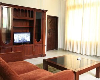 Coconut Grove Beach Resort - Elmina - Living room